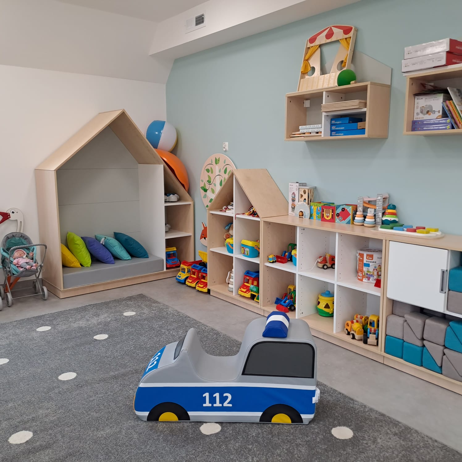 Kącik edukacyjny z pomocami dydaktycznymi